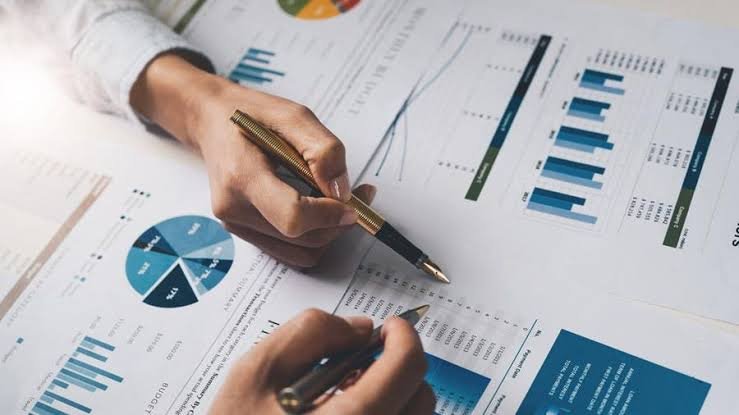 Why Finance Professionals Should Upskill in Investment Banking and Applied Finance
